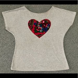 ♥️ GORGEOUS TOP WITH HEART APPLICATION